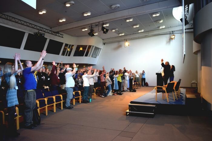 Kuva konferenssivieraista ja juontajista lavalla