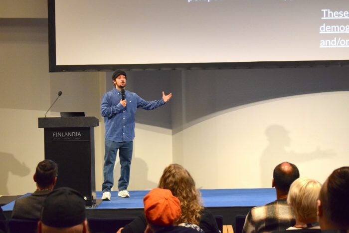 Lavalla keynote-puhuja, monimuotoisuuden ja yhdenvertaisuuden asiantuntija sekä ihmisoikeuskouluttaja Dakota Robin pitämässä omaa esitystään