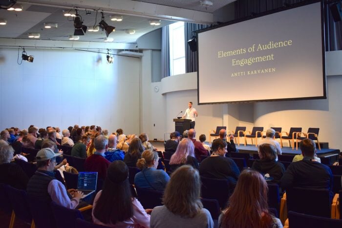 Kuva yhdestä konferenssin puhujasta Antti Karvasesta