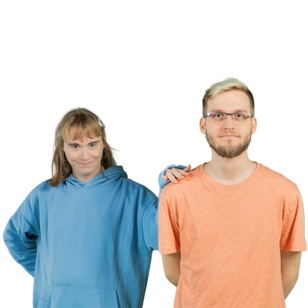 kaksi ihmistä katsoo kameraan neutraalisti ja hymyillen
